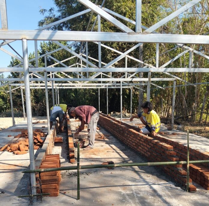(Suara NTB/ist) KANDANG - Proses pembangunan kandang pada salah satu kelompok pelaksana program agribisnis sapi KSB. Agribisnis Sapi KSB Capai Progres Fisik 62,32 Persen