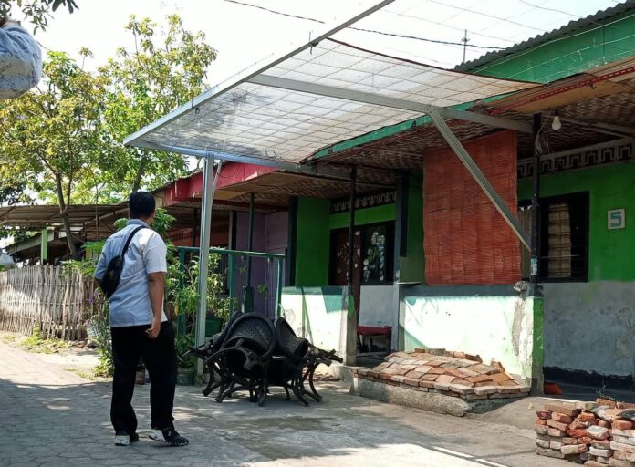 RUMAH DINAS GURU - Seorang pegawai dari Dinas Pendidikan Kota Mataram saat melakukan sidak di rumah dinas guru yang dipotret beberapa waktu lalu. (Suara NTB/pan) Pemkot Mataram Siapkan Skema Pemanfaatan Aset Daerah untuk Tambah PAD