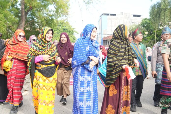 (Suara NTB/dok) TENUN BIMA - Sejumlah peserta mengenakan rimpu berbahan Sarung Nggoli yang merupakan tenun khas Bima saat Pawai Rimpu Mantika 2026 beberapa waktu lalu. Tenun Bima Tak Cukup Andalkan Nilai Budaya