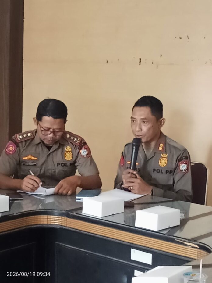 (Suara NTB/ist) BENTUK TIM - Sekretaris Pol PP Lotim, M. Irwan Agus saat memimpin pembentukan tim terpadu mengawasi aktivitas wisata di Pantai Labuhan Haji. Bentuk Tim Terpadu, Satpol PP Lotim Awasi Ketat Aktivitas di Pantai Labuhan Haji