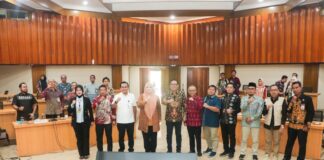 Sumsel Pelajari Tata Kelola Tambang Rakyat NTB STUDI TIRU - Wagub Sumsel, Cik Ujang diterima Wagub NTB, Indah Dhamayanti Putri dan jajaran saat studi tiru IPR di Gedung Sangkareang Kantor Gubernur NTB, Kamis (20/8). (Suara NTB/era)