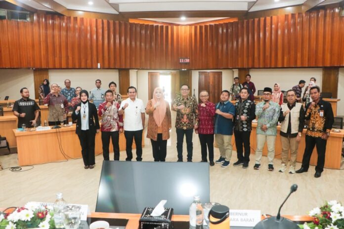 STUDI TIRU - Wagub Sumsel, Cik Ujang diterima Wagub NTB, Indah Dhamayanti Putri dan jajaran saat studi tiru IPR di Gedung Sangkareang Kantor Gubernur NTB, Kamis (20/8). (Suara NTB/era)