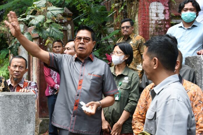 (Suara NTB/ist) HADIRI - Bupati Lombok Timur H. Haerul Warisin (depan, kiri) saat menghadiri Pemberian Tanda Batas Areal Perizinan Berusaha Pengusahaan Sarana Jasa Lingkungan Wisata Alam (PB-PSWA) di kawasan Resort Tetebatu, Desa Pesanggrahan, Kecamatan Montong Gading, Kamis (20/8). Lotim Siap Kembangkan Destinasi Wisata Joben Tanpa Ganggu APBD