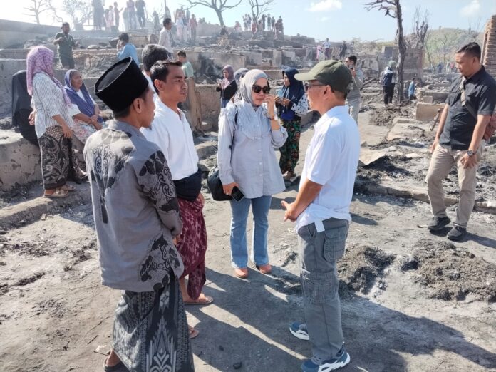 Sekretaris Komisi V DPRD NTB, Sitti Ari turun meninjau langsung kondisi masyarakat Sade pasca-insiden kebakaran. (Suara NTB/ist) Selain Pembangunan Fisik, Pemulihan Sosial Ekonomi Masyarakat Sade Tidak Kalah Penting