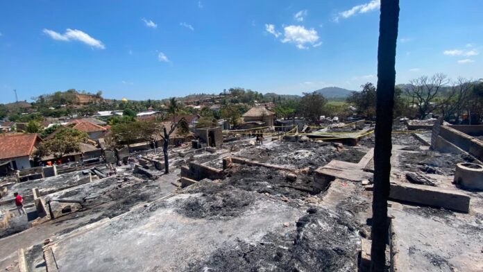 Kampung Adat Sade rata dengan tanah setelah terbakar, Sabtu (22/8) malam. (Suara NTB/ist) Kampung Adat Sade Terbakar, 320 Jiwa Kehilangan Rumah dan Sumber Penghasilan