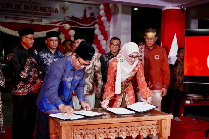 Kepala Bapenda Kabupaten Sumbawa, Hardianto saat melakukan penandatanganan kerja sama dengan bank daerah untuk penerapan smart tax. (Suara NTB/ist) Pengelolaan Pajak Daerah, Pemkab Sumbawa Terapkan Aplikasi Smart Tax