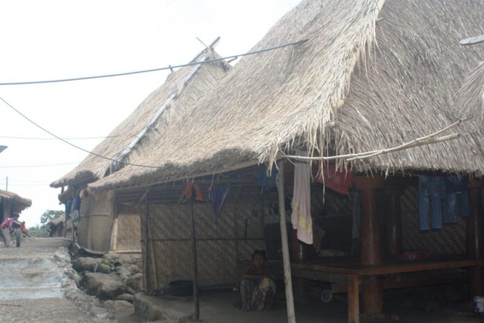(Suara NTB/rus) RUMAH ADAT - Rumah adat Limbungan Kecamatan Suela, Kabupaten Lombok Timur. Rumah Adat Limbungan Punya Kearifan Lokal Antisipasi Kebakaran