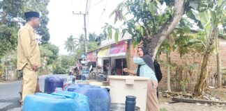 Ironi Daerah Lingkar Bendungan Meninting (1), Warga Desa Bukit Tinggi Terpaksa Ambil Air hingga Dua Kilometer Ironi Daerah Lingkar Bendungan Meninting (1), Warga Desa Bukit Tinggi Terpaksa Ambil Air hingga Dua Kilometer