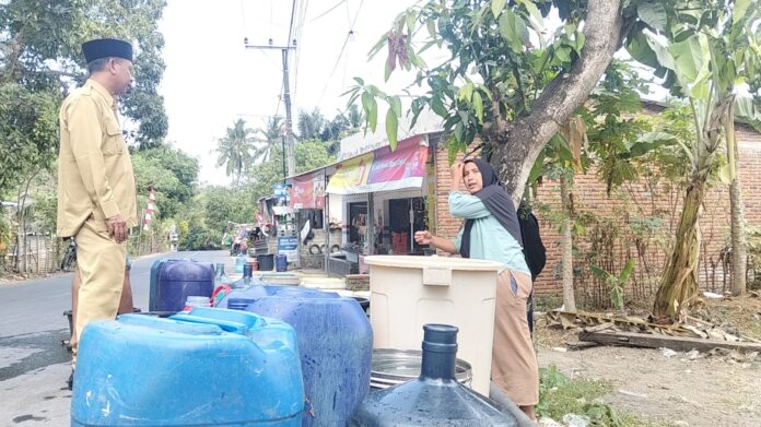 Ironi Daerah Lingkar Bendungan Meninting (1), Warga Desa Bukit Tinggi Terpaksa Ambil Air hingga Dua Kilometer