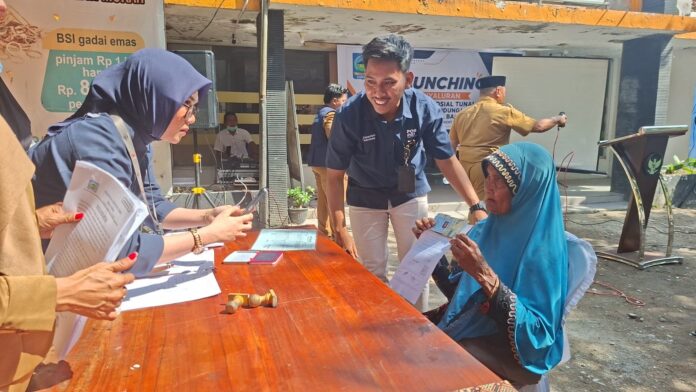 BANTUAN - Penyerahan BLT DBHCHT Kabupaten Dompu tahun 2026 secara simbolis di kantor Pos Dompu, Senin (24/8). BLT DBHCHT DisalurkanWarga Terima Bantuan Senilai Rp1 Juta