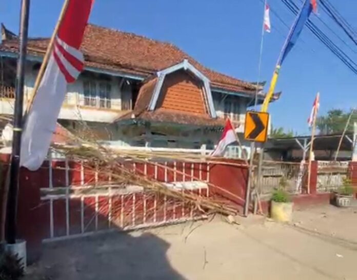 Diduga Sengketa Lahan, Kantor Desa Kebon Ayu Kembali Disegel Warga