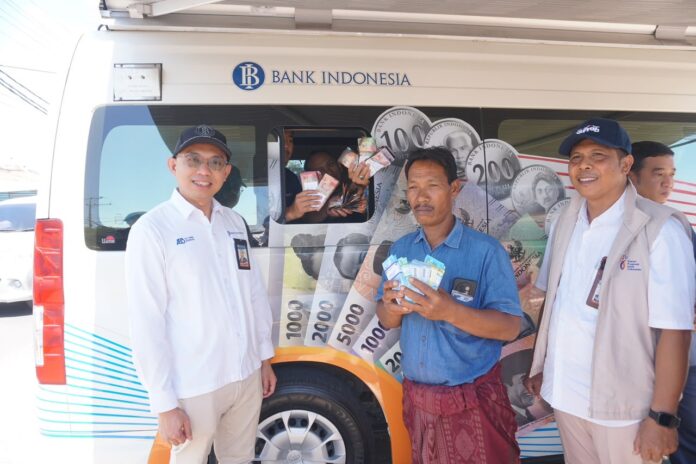 TUKARKAN UANG - Kepala Kantor Perwakilan BI NTB, Hario K Pamungkas (kiri) mendampingi kegiatan kas keliling BI untuk memfasilitasi korban kebakaran Desa Adat Sade menukarkan uangnya yang terdampak kebakaran.(Suara NTB/ist) BI NTB Fasilitasi Penukaran Uang bagi Korban Kebakaran Desa Adat Sade