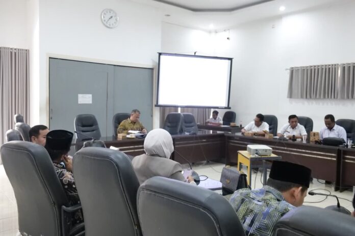 RAPAT - Banggar DPRD Lobar melaksanakan rapat untuk membahas tambahan dana transfer dari pusat sebesar Rp73 miliar pada APBD perubahan 2026.(Suara NTB/her)