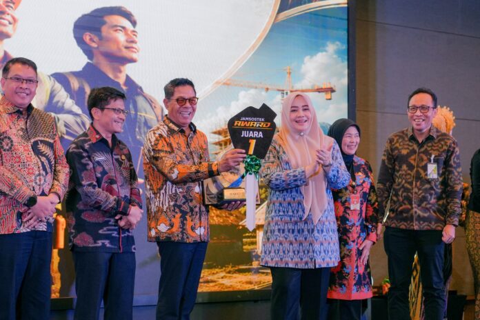 Bupati Lotim H. Haerul Wariain menerima penghargaan pada acara Jamsostek Award sebagai kabupaten terbaik. (Suara NTB/ist) Lotim Pertahankan Gelar Juara 1 Jamsostek Award NTB 2026