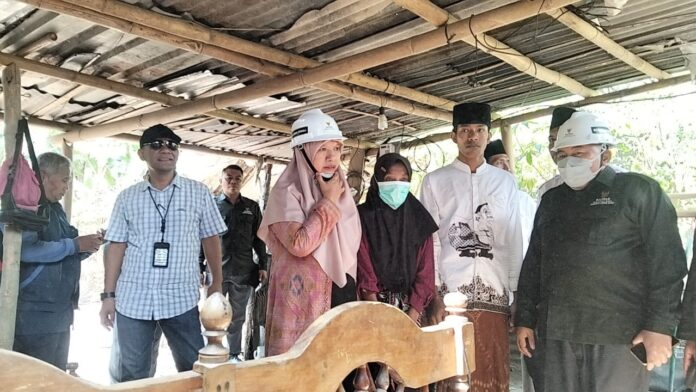 Melalui Program Mahyani, Wabup dan Baznas Lobar Bedah Gubuk Reyot di Kebon Ayu