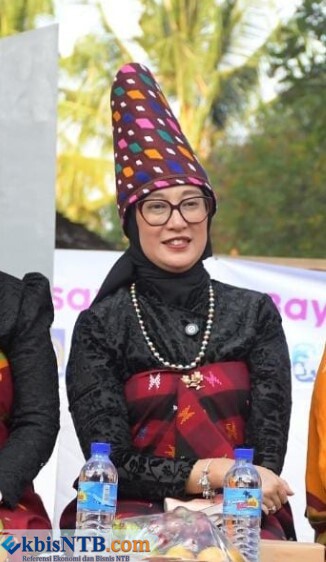 Hj. Sinta M. Iqbal (Suara NTB/ist) Regenerasi Perajin Tenun