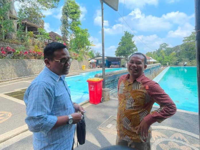 Staf Khusus Bupati Lombok Timur bidang Pariwisata, Ahmad Rozi saat meninjau kolam renang Otak Kokok Joben, Lombok Timur. (Suara NTB/ist) Tiga Investor Berminat Kelola 25 Hektare Kawasan Wisata Joben