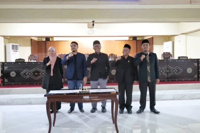TANDA TANGANI - Wabup Lobar, Hj. Nurul Adha dan Ketua DPRD Lobar, Lalu Ivan Indaryadi, para Wakil Ketua DPRD Lobar Tarmizi, Abubakar Abdullah, dan TGH Hardiyatullah menandatangani nota kesepakatan APBD-P tahun 2026. (Suara NTB/her) APBD Perubahan Lobar Senilai Rp2,1 Triliun Disahkan