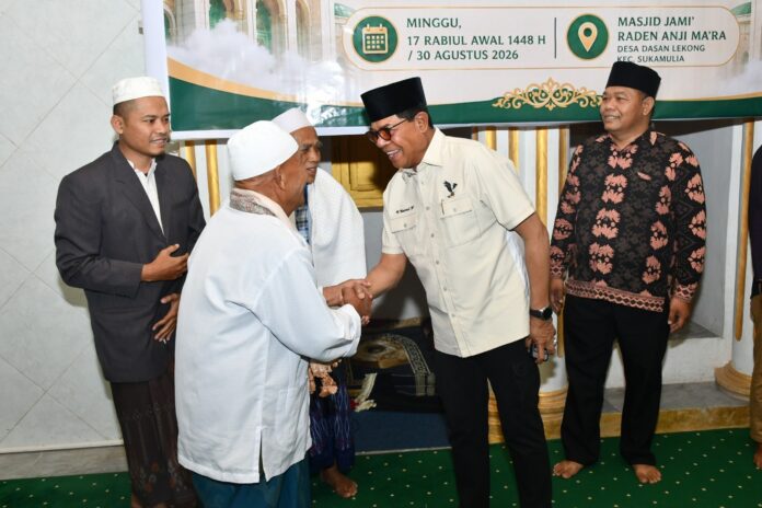 Bupati Lotim, H. Haerul Warisin (dua dari kanan) menyapa masyarakat pada acara Maulid Nabi di Masjid Dasan Lekong Kecamatan Sukamulia, Minggu (30/8/2026). (Suara NTB/ist) Bupati Lotim: Perbaikan Infrastruktur untuk Dongkrak Ekonomi