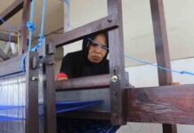 Merajut Cahaya di Tanah Lombok: Ketika Kayuhan Alat Tenun Tradisional Bertransformasi Menjadi Generator Energi Hijau