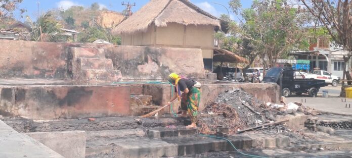 (EKBIS NTB/kir) BERSIH-BERSIH - Warga mulai bersih-bersih area rumah adat Sade yang proses rekontruksinya direncanakan dimulai pekan ini Rekontruksi Rumah Adat Sade Direncanakan Dimulai Pekan Ini
