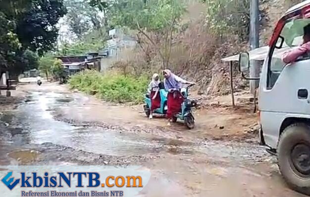 Pemkab Lobar Didesak Tangani Jalan Rusak di Dusun Telaga Lebur