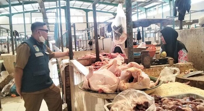 Harga Daging di Lobar Melambung