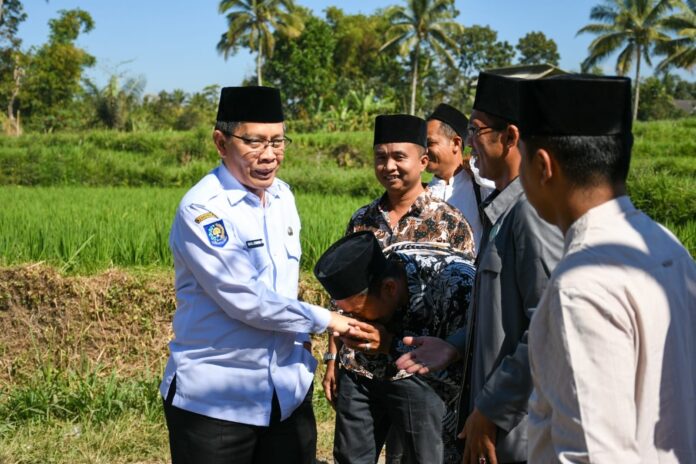 HADIRI - Wakil Bupati Lotim, H. Moh. Edwin Hadiwijaya saat menghadiri peringatan Maulid Nabi di Lendang Nangka Utara, Rabu (2/9/2026). (Suara NTB/ist) Wabup Lotim Minta Desa Kreatif Gali PADes 