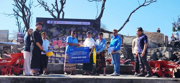 Bluebird Group Salurkan Bantuan Revitalisasi Dusun Adat Sade Pascakebakaran