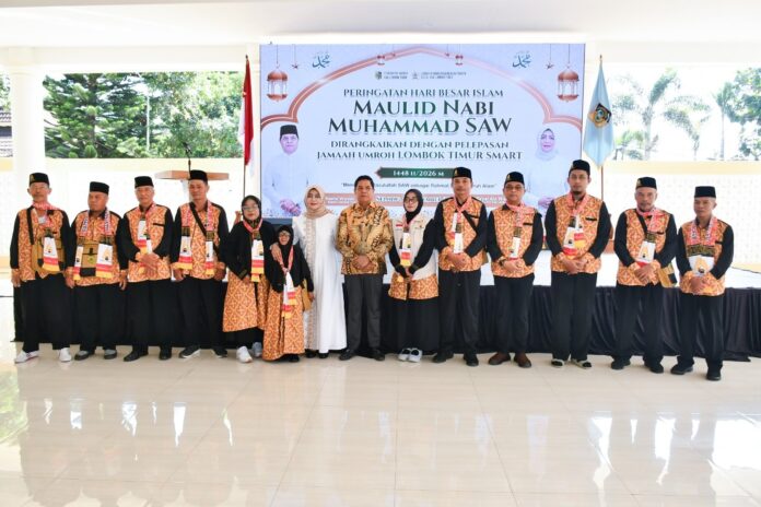 (EKBIS NTB/ist) POSE BERSAMA- Bupati Lotim H. Haerul Warisin didampingi Ketua TP PKK Lotim, Hj Ra'yal Ain berpose bersama dengan jemaah umrAh yang akan berangkat ke tanah suci di Pendopo Bupati Lotim, Kamis (3/9/2026). Bupati Lotim Ingatkan Penerima Bansos Jangan Main Judol