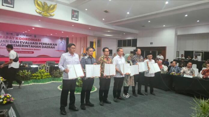 TUNJUKKAN - Gubernur NTB H. Lalu Muhamad Iqbal bersama Ketua DPRD NTB Hj. Baiq Isvie Ruapeda, tim dari KPK, BPKP, Sekda NTB Abul Chair menunjukkan nota kesepakatan di sela-sela Rapat Koordinasi Pemantauan dan Evaluasi Perbaikan Tata Kelola Pemerintahan Daerah dan Pencegahan Korupsi dalam Penyelenggaraan Pemerintahan Daerah Provinsi NTB di Graha Bhakti Praja, Kantor Gubernur NTB, Rabu (29/2026). (Suara NTB/ist) ‘’Early Warning’’ KPK Jadi Momentum Berbenah, Gubernur NTB Tegaskan Pemprov dan DPRD Bergerak Bersama