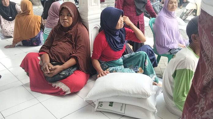 (EKBIS NTB/her) BAPANG – Bantuan pangan (Bapang) di wilayah Gerung, Lombok Barat mulai disalurkan pada awal bulan ini. Dinsos Lobar Mengaku Tidak Tahu Jumlah Penerima Bapang