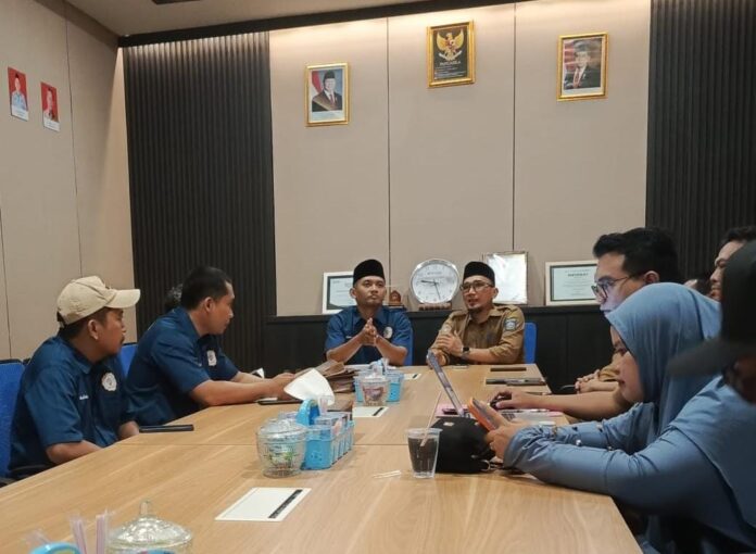 (EKBIS NTB/ist) Para pedagang dan perajin emas mendatangi kantor Dinas ESDM Provinsi NTB untuk memastikan perusahaan atau pemasok bahan baku emas yang legal agal tidak berpersoalan secara hukum Khawatir Berhadapan dengan APH, Perajin Emas Datangi Dinas ESDM NTB