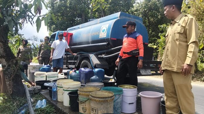 (EKBIS NTB/ist) DISTRIBUSIKAN AIR - Tim BPBD Lobar dan OPD terkait bersama mitra turun mendistribusikan air ke warga terdampak kekeringan. Kekeringan Meluas, Lobar Salurkan 873 Ribu Liter Air Secara Mandiri