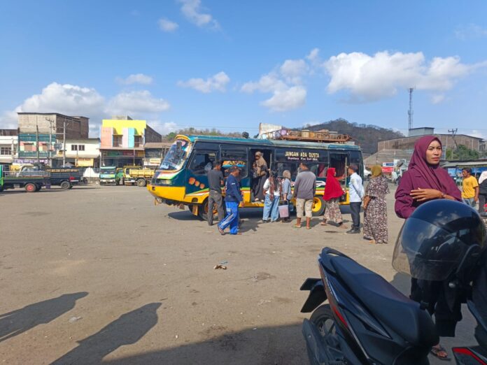 (EKBIS NTB/hir) Relokasi - Aktivitas warga dan angkutan umum di Pasar Tente, Kabupaten Bima pada, Selasa (8/9). Terminal Tente akan direlokasi karena lahannya akan diubah menjadi pasar modern. Terminal Tente Direncanakan akan Diubah Jadi Pasar Modern