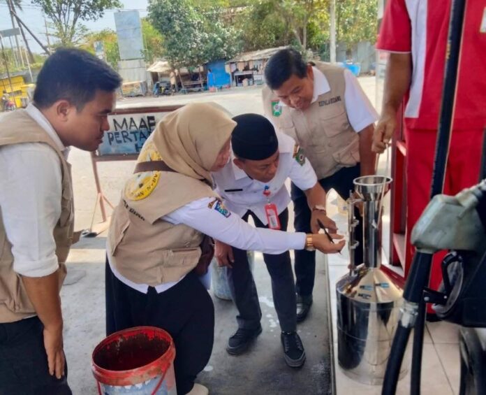 (EKBIS NTB/ist) PENGECEKAN - Petugas Diskoperindag Kota Bima melakukan pengecekan dan tera ulang nozzle pompa BBM di SPBU Amahami pada, Kamis (10/9) Diskoperindag Periksa Takaran BBM di SPBU