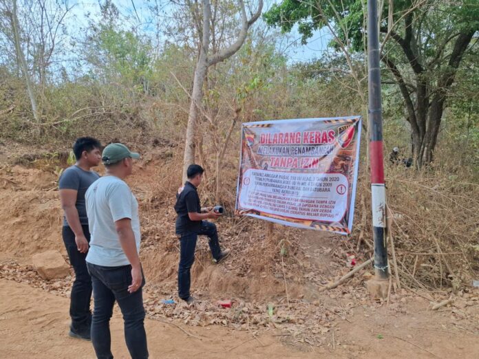 (EKBIS NTB/ist) SEGEL – Polres Sumbawa menyegel lokasi tambang rakyat di Kecamatan Lantung pekan kemarin. Masyarakat diimbau agar tidak menjalankan aktivitas tambang ilegal. Polisi Segel Lokasi Pertambangan Rakyat di Lantung