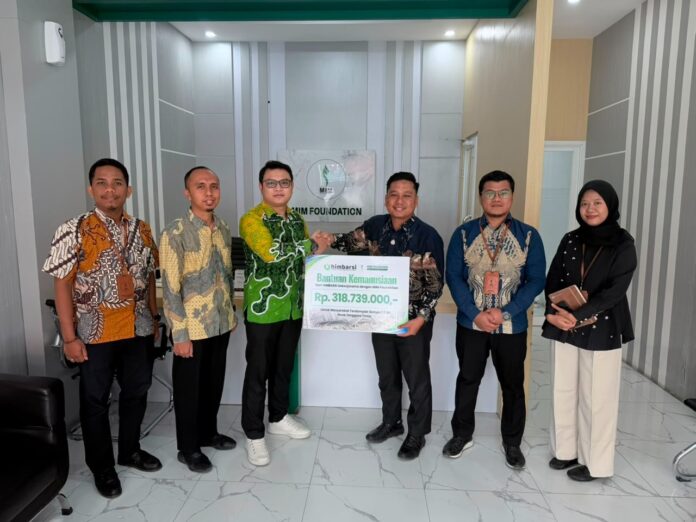 (EKBIS NTB/ist) BANTUAN - Ketua LAZ dan Badan Wakaf MIM Foundation, M. Romi Saefudin (tiga dari kanan) menerima simbolis bantuan Pengurus DPP HIMBARSI, Ivan Eroka Yuliadji. HIMBARSI Salurkan Bantuan Rp318,7 Juta melalui MIM Foundation untuk Pemulihan NTT Pascagempa