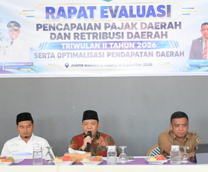 (EKBIS NTB/ist) MEMBUKA - Bupati KLU, H. Najmul Akhyar (tengah) didampingi Ketua Komisi II DPRD KLU, Kamah Yudiarto (kiri) saat membuka evaluasi capaian Pajak dan Retribusi Daerah, Senin (14/9). Target dan Capaian PAD, Bupati KLU Tagih Hasil Studi Banding ke Kota Malang