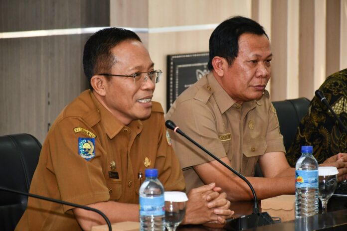 Sekretaris Daerah Kabupaten Lotim H. M. Juaini Taofik (kiri). (EKBIS NTB/ist) Persoalan Desil Jadi Atensi Serius Pemkab Lombok Timur