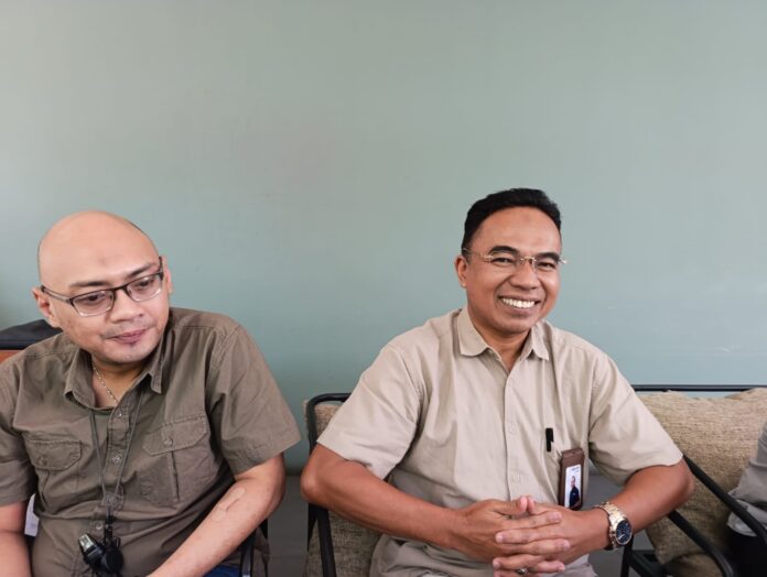 (EKBIS NTB/rus) Adrika Wendi (kanan) didampingi Zikril Rahman Lotim Terbesar Se-NTB Alokasikan Anggaran Iuran Kepesertaan BPJS Kesehatan