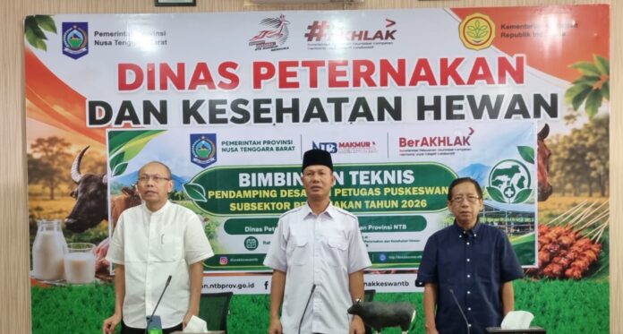 HADIR - Kepala Disnakkeswan NTB, Muhamad Riady (tengah) saat menjadi narasumber pada kegiatan bimbingan teknis pendamping desa dan petugas puskeswan subsektor peternakan tahun 2026. (EKBIS NTB/ist) Program Desa Berdaya, Tiga Ribu Lebih Warga Miskin Ekstrem Kembangkan Sektor Peternakan