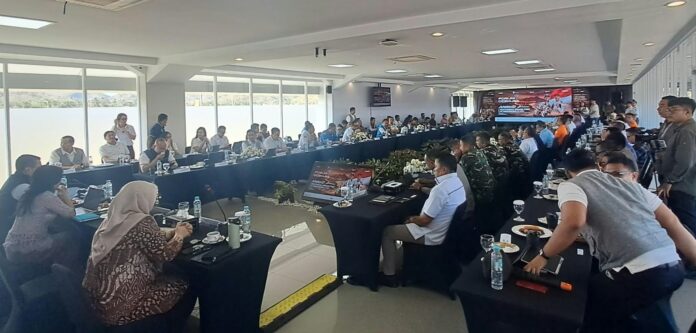 (EKBIS NTB/kir) RAPAT - Rapat koordinasi lengkap persiapan MotoGP di VIP Deluxe Sirkuit Internasional Mandalika, Kamis (17/9). Dipimpin langsung Gubernur NTB, dan diikuti jajaran InJourney, ITDC, MGPA, Pemkab Loteng, dan unsur pendukung lainnya.