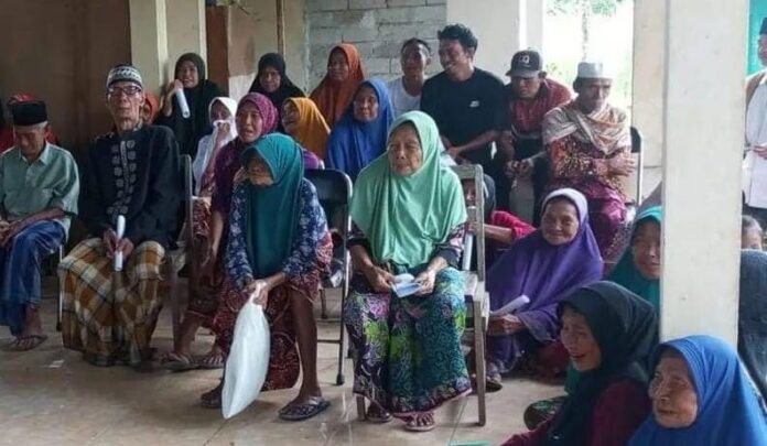 TAK MAMPU - Warga tak mampu di Lobar dalam sebuah kesempatan pembagian sembako belum lama ini. Banyak warga Lobar dicoret dari kepesertaan BPJS Kesehatan.(Suara NTB/dok) 109 Ribu Penduduk Lobar Dinonaktifkan dari Kepesertaan BPJS