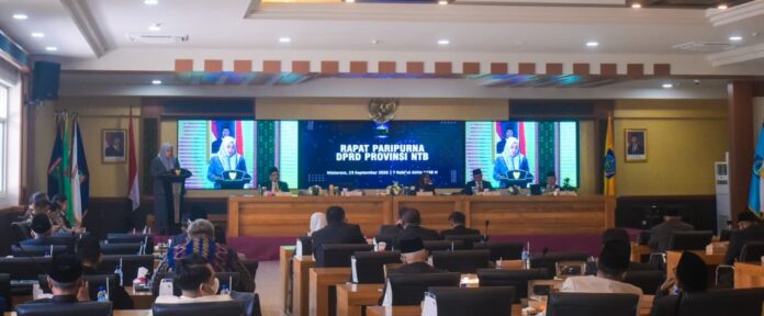 BACAKAN - Wagub NTB Hj. Indah Dhamayanti Putri membacakan Pendapat Akhir Gubernur atas persetujuan Raperda Daerah tentang Perubahan APBD 2026 untuk ditetapkan menjadi Peraturan Daerah dalam Rapat Paripurna di Ruang Rapat Utama Kantor Gubernur NTB, Jumat (18/9/2026). (Suara NTB/ist) Perubahan APBD NTB 2026 Disepakati, Layanan Publik Dijaga di Tengah Tekanan Fiskal 