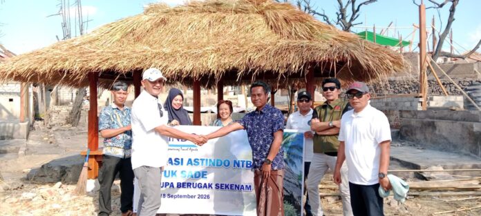 Ketua Astindo NTB, Sahlan M. Saleh dan pengurus menyerahkan sekenem untuk pemulihan pariwisata Sade, disaksikan Asisten II Setda NTB sekaligus koordunator pemulihan Sade, Lalu. Moh. Faozal ASTINDO NTB Serahkan