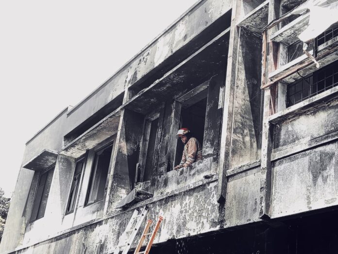 EVAKUASI - Seorang petugas Damkarmat Kota Mataram melakukan evakuasi pemadaman api di sebuah gudang oli yang terbakar di Jalan Koprasi, Kelurahan Ampenan Tengah, Kecamatan Ampenan yang dipotret beberapa waktu lalu. (Suara NTB/pan) Kenaikan Insentif Anggota Damkarmat Mataram Kembali Diusulkan
