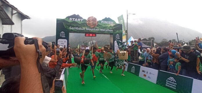 OLAHRAGA LARI - Kegiatan Sembalun Mountain Marathon 2026. Gelaran yang berlangsung pada Sabtu (19/9/2026) ini mampu menyedot perhatian ribuan pencinta olahraga lari.(Suara NTB/ist) Daya Tarik