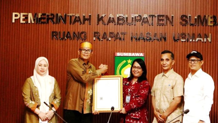 HAKI - Bupati Sumbawa, H. Syarafuddin Jarot saat menerima sertifikat HAKI atas 55 motif Kain Tenun Kre Alang yang menjadi warisan budaya Sumbawa dari Kementerian Hukum RI pekan kemarin.(Suara NTB/ist) 55 Motif Kain Tenun Kre Alang Sumbawa Bersertifikat HAKI