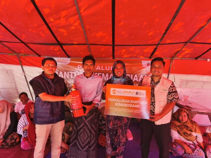 BANTUAN - Ketua LAZ dan Badan Wakaf MIM Foundation, M. Romi Saefudin (kanan) dan perwakilan LPS Wilayah II menyalurkan bantuan kemanusiaan untuk korban kebakaran Sade, Lombok Tengah.(Suara NTB/ist) LPS Salurkan Bantuan untuk Masyarakat Desa Adat Sade